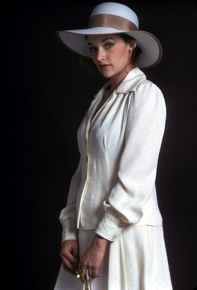 Оливия Хасси в белом костюме