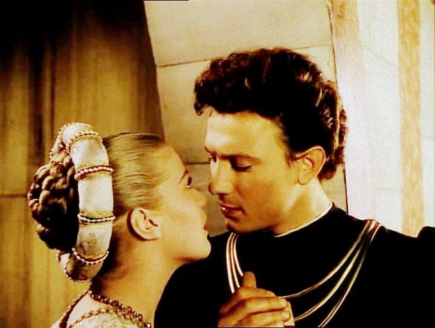 Ромео целует Джульетту на балу