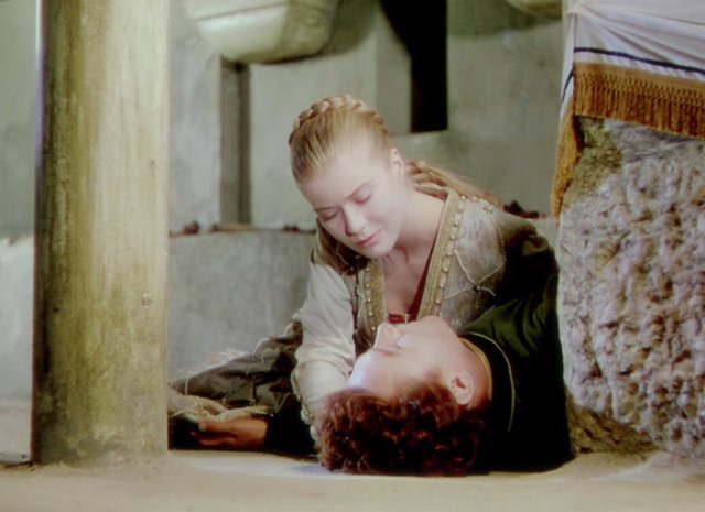 Сцена в склепе. Джульетта над телом Ромео.