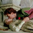 Ромео целует Джульетту в склепе